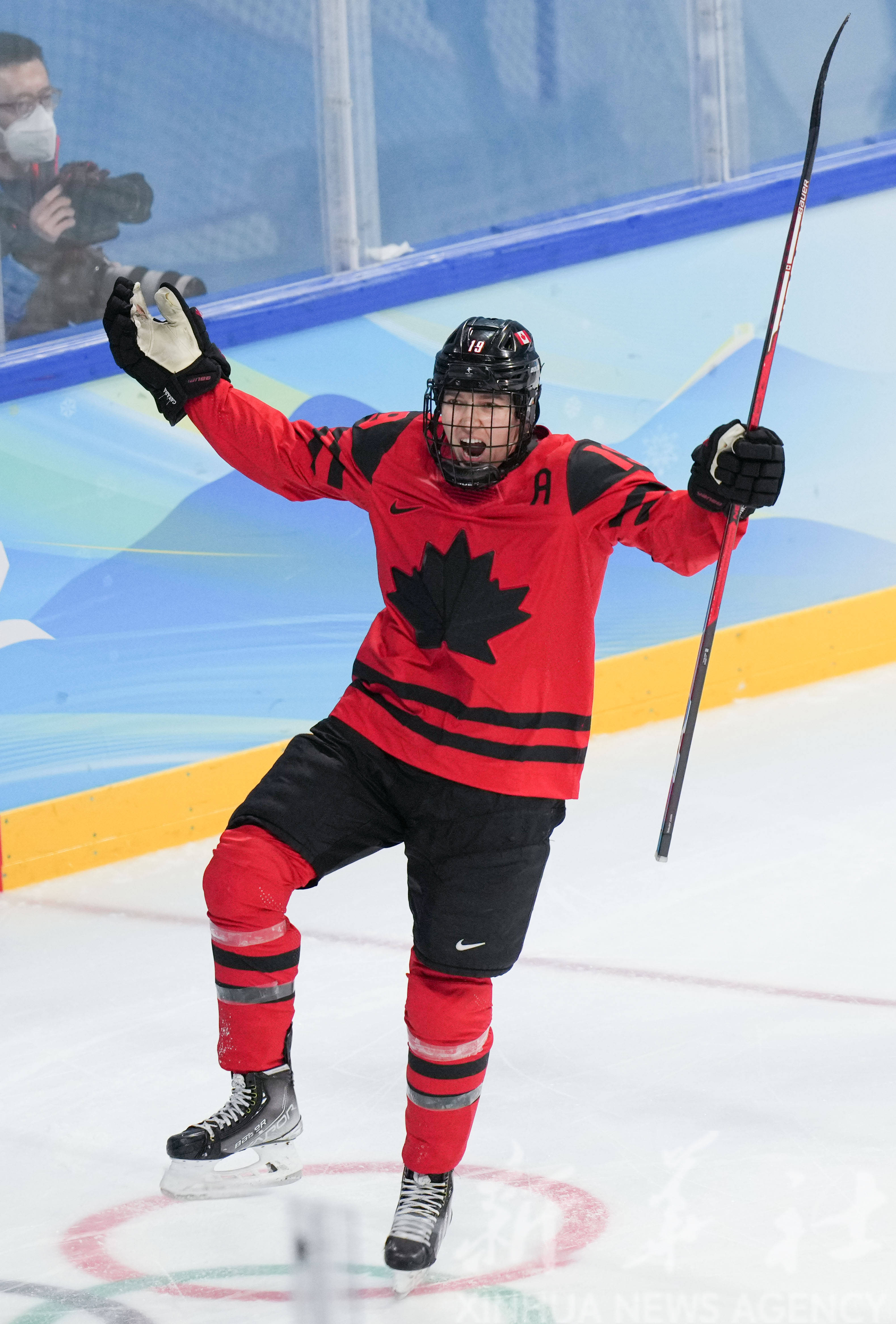 爱游戏-冰球球员突破自我，表现堪称完美