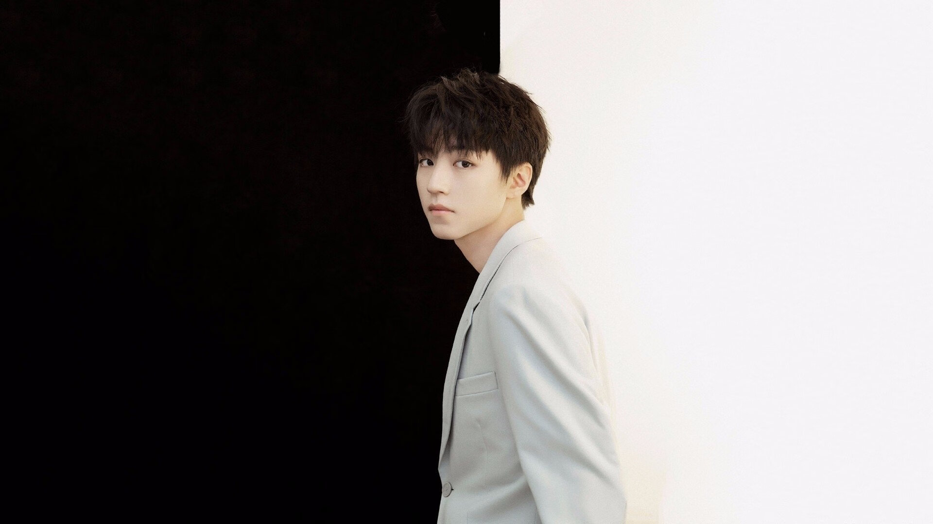 碾压与点燃，当雷诺的战术铁蹄踏碎红牛，皮亚斯特里以星辰之焰重燃赛场