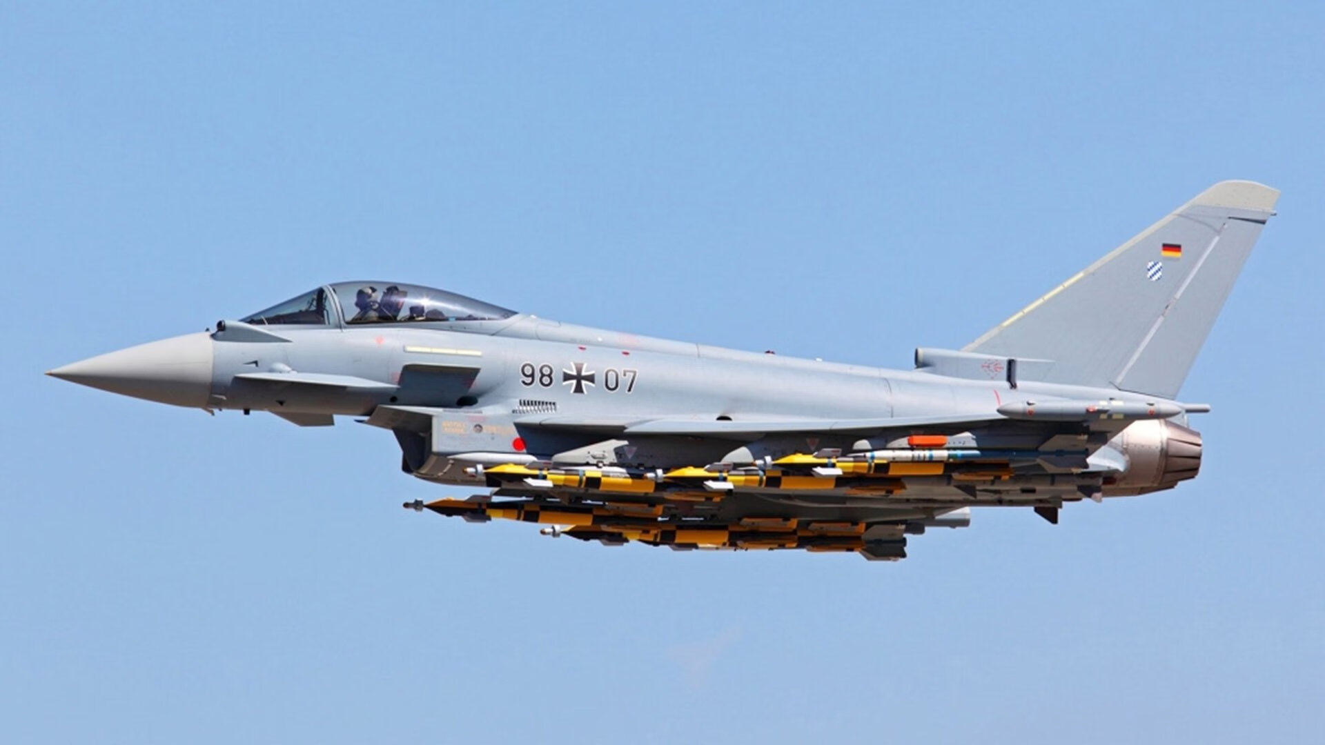 爱游戏体育-梅赛德斯绝地反击，拉塞尔率队突围，红牛二队领教银箭真正锋芒