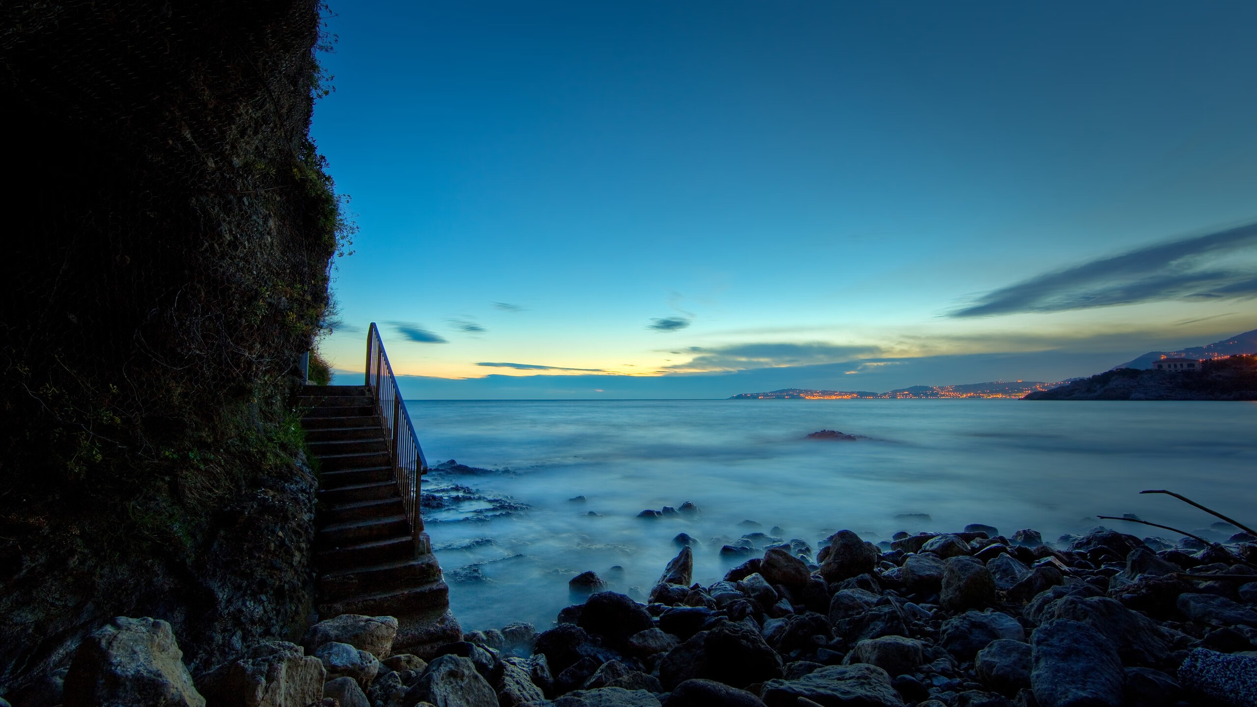 欧冠新王诞生记，奥地利绝境重生，本泽马一锤定音击沉黄色潜水艇