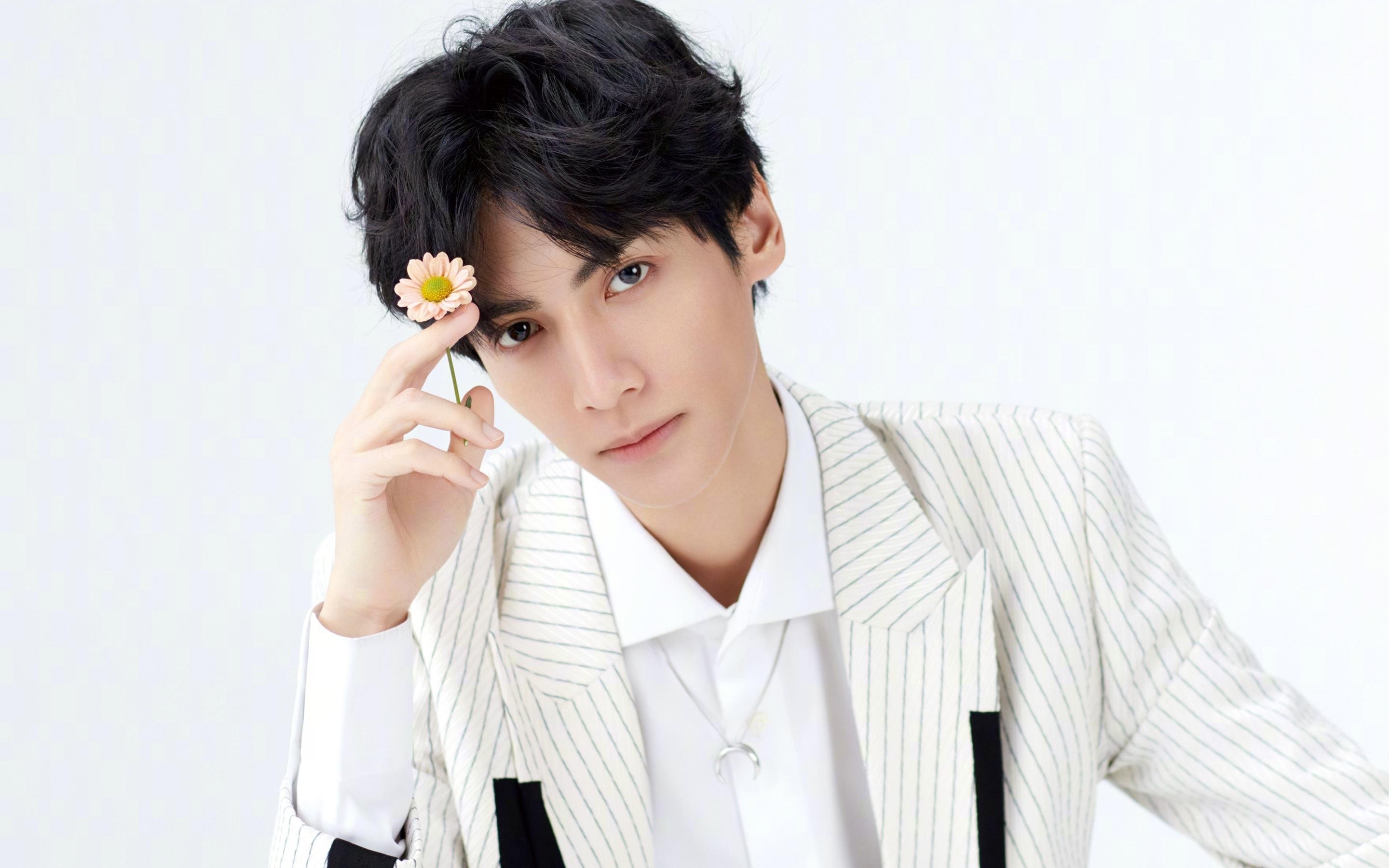 跨越八千公里的对决，当猛龙撕咬天山，东契奇凝视深渊